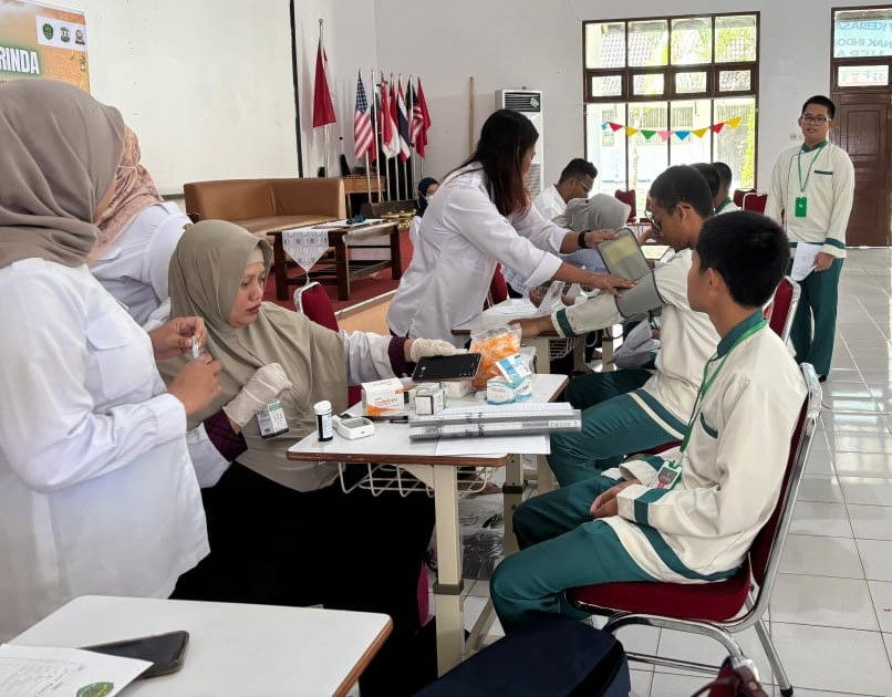 SMAN 10 Samarinda Melakukan Screening Kesehatan untuk Siswa Kelas X Bekerja Sama dengan Puskesmas Harapan Baru
